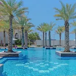 Fully-Equppied Studio With Private Beach And Pool